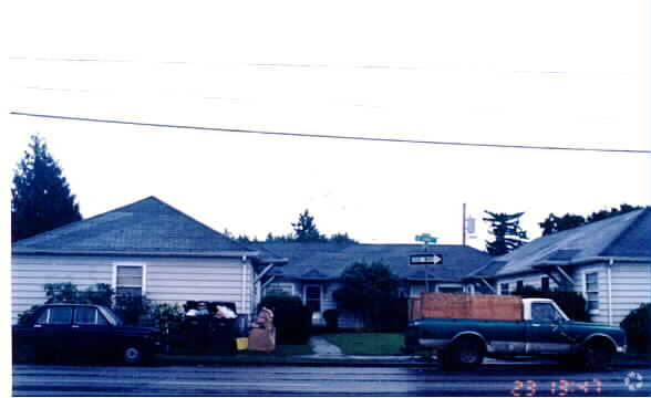 Building Photo - 9050 SE Stark St