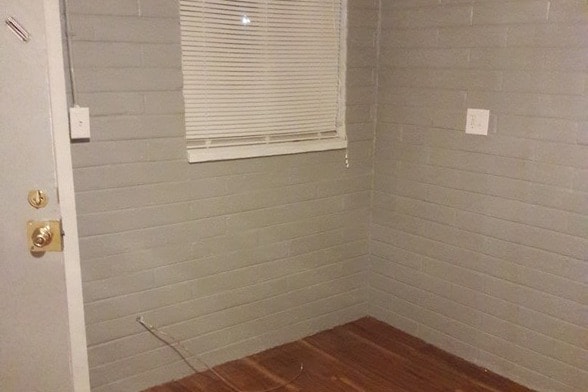 entry, living space. - 1644 Athol Ave