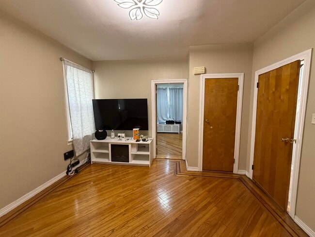 Building Photo - 360 Ege Ave