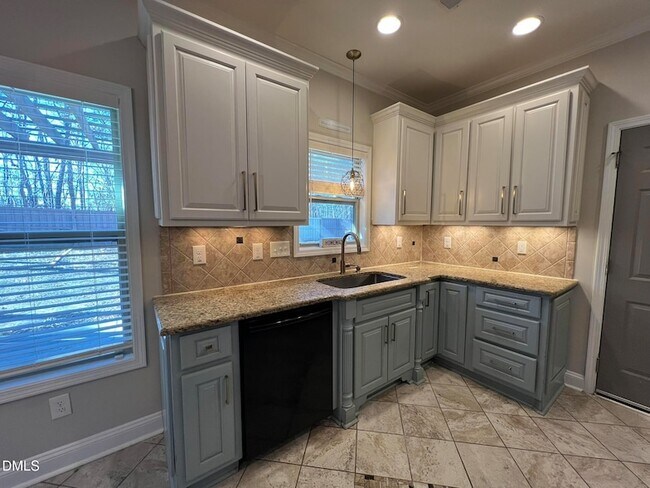 Foto del edificio - 19 Eaton Dr