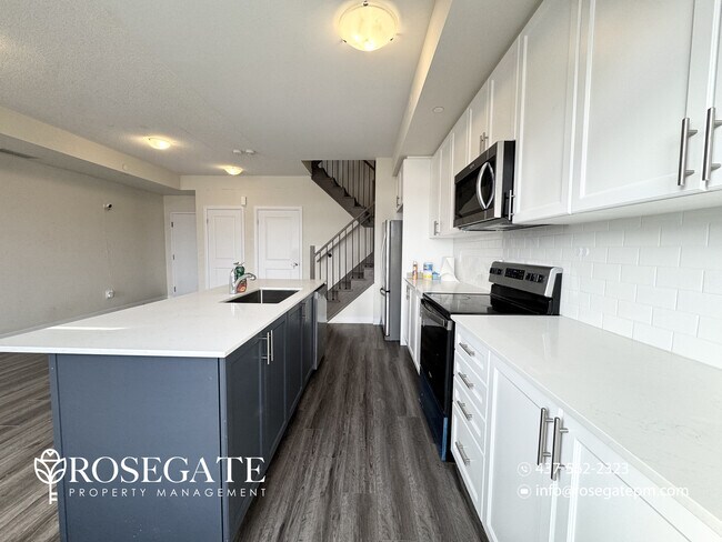 Photo du bâtiment - Modern 2-Bedroom Stacked Townhouse with Balcony & Parking in Milton