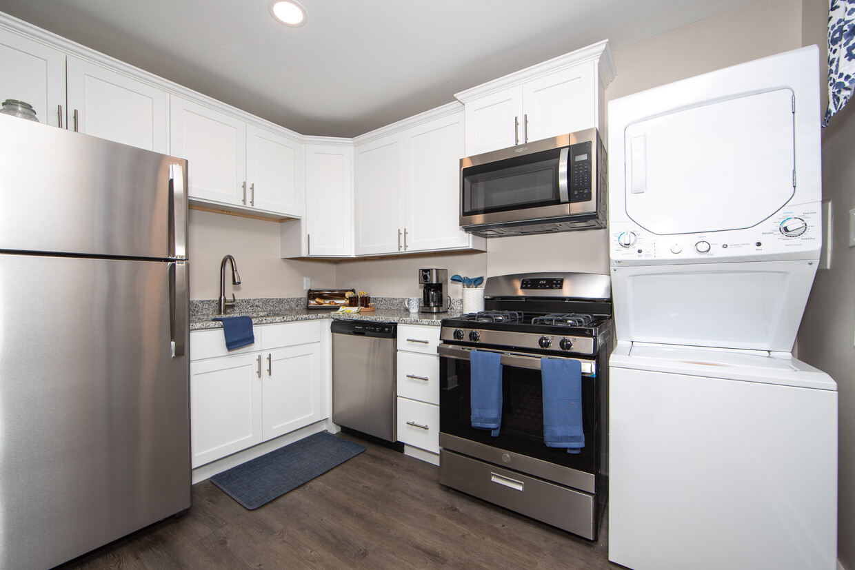 Kitchen - Crystal Lakes Apartments