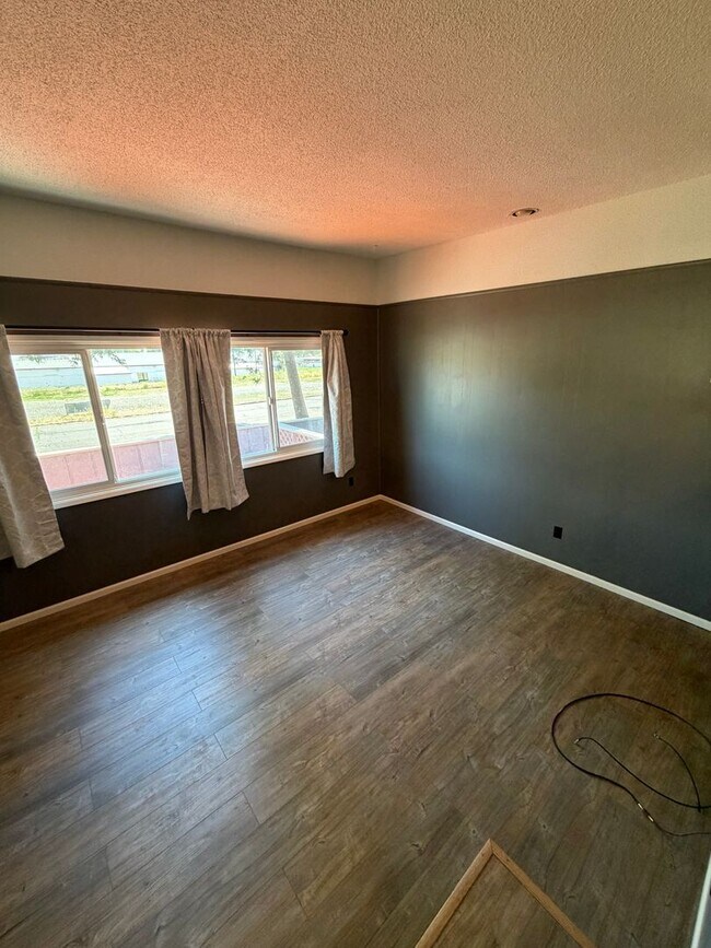 Foto del edificio - 2.2. miles to Sky Lakes Medical Center and Oregon Institute of Technology, 2bdrm 1 bath duplex