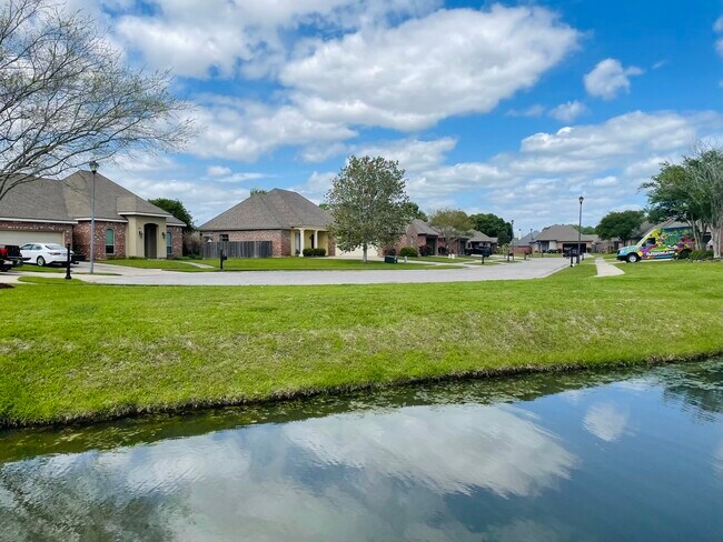Building Photo - 204 Meadow Lake Dr