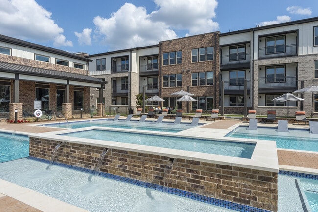 Building Photo - Lenox Grand West