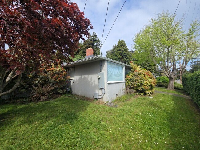 Foto del edificio - 3BD/2BA Eureka home is close to Sequoia Park, boasts infrared sauna!