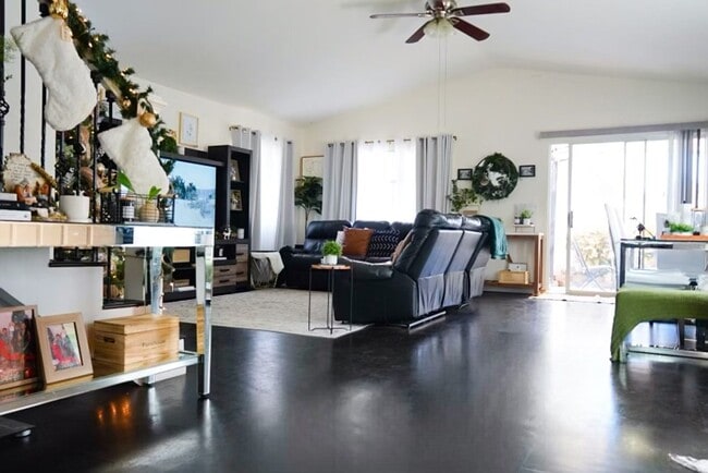 Building Photo - 4 Bedroom, 3 bath house in Ewa Beach