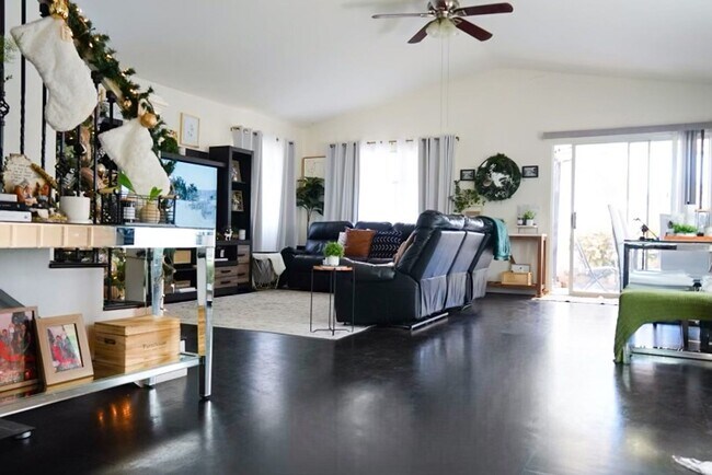 Foto del edificio - 4 Bedroom, 3 bath house in Ewa Beach