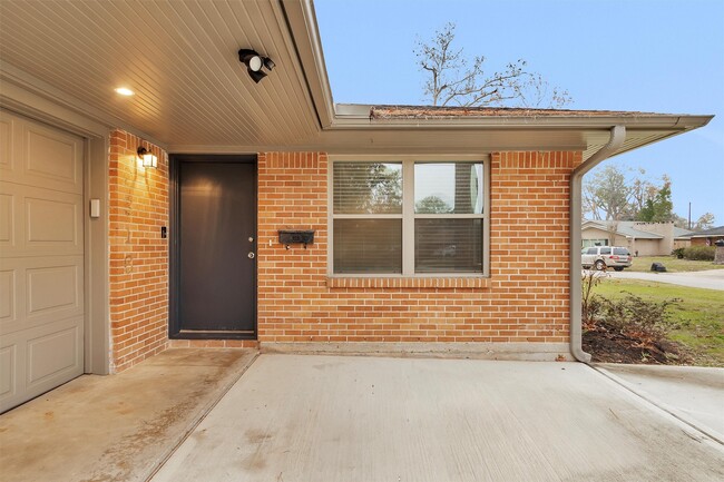 Building Photo - 2316 Poinciana Dr