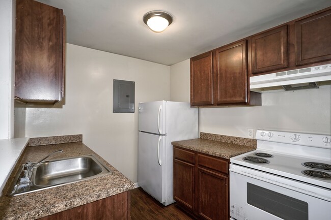 Kitchen-Classic - Rosedale Gardens & Franklin Square Apartments