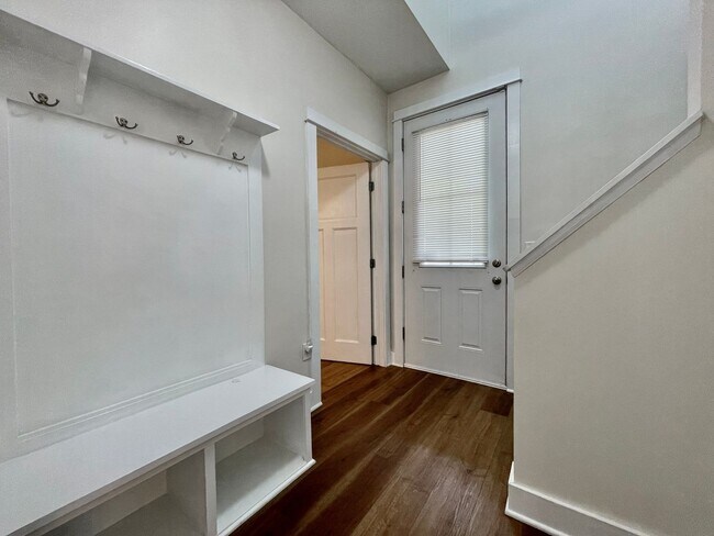 Foto del edificio - Four Bedroom Home in Eastown
