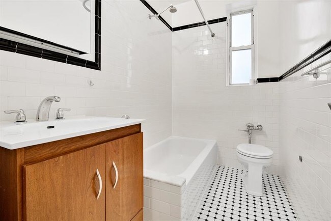 Foto del edificio - 310 East 75th Street