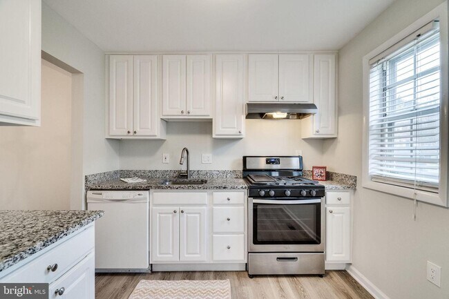 Foto del edificio - 7451 Larne Ln
