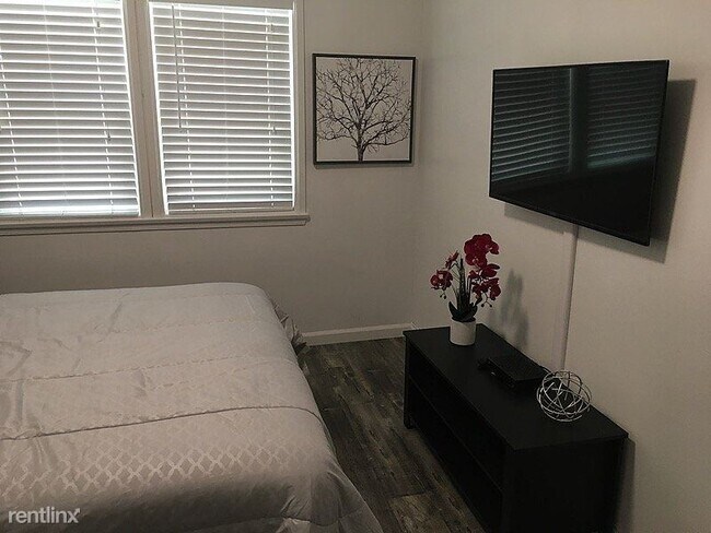 Foto del edificio - 5547 Hazeltine Ave