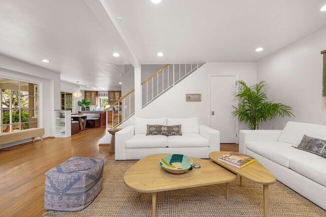 Building Photo - 4819 Del Mar Ave