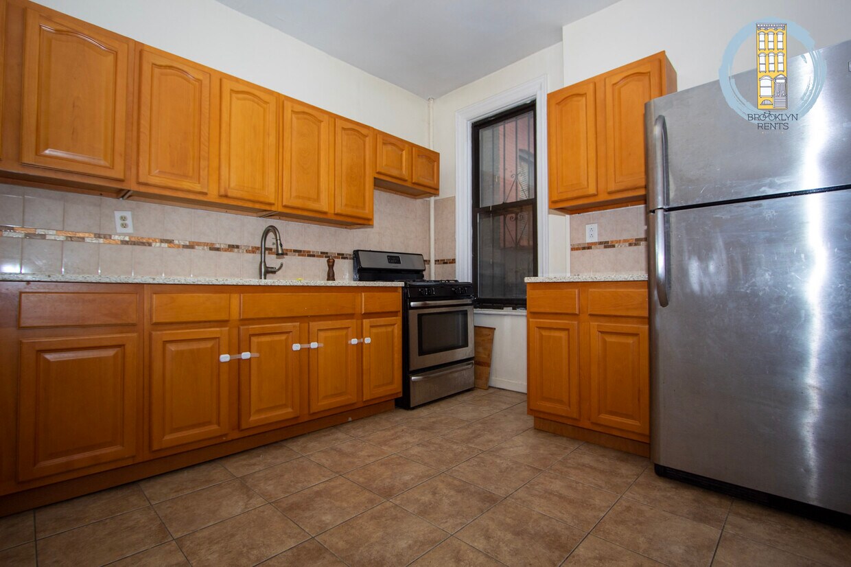 Primary Photo - 690 Monroe St