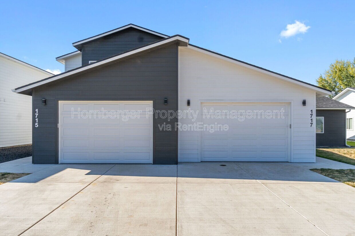 Primary Photo - 1717 N Manifold Ln