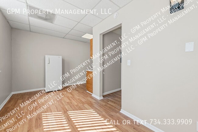 Building Photo - 412 Grand River Ave