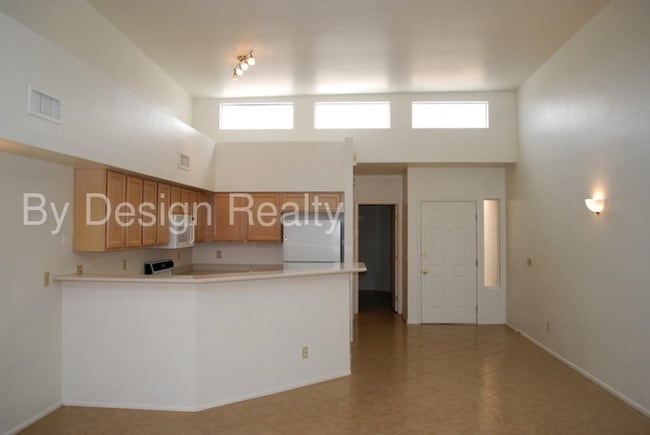Building Photo - Large East Side 2 Bed 2 Bath Townhome