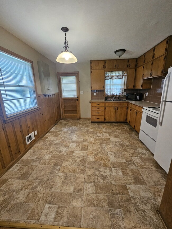 Building Photo - Spacious 2BR duplex with garage!
