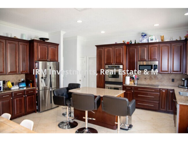 Foto del edificio - 4 bedroom house with pool excellent location!!