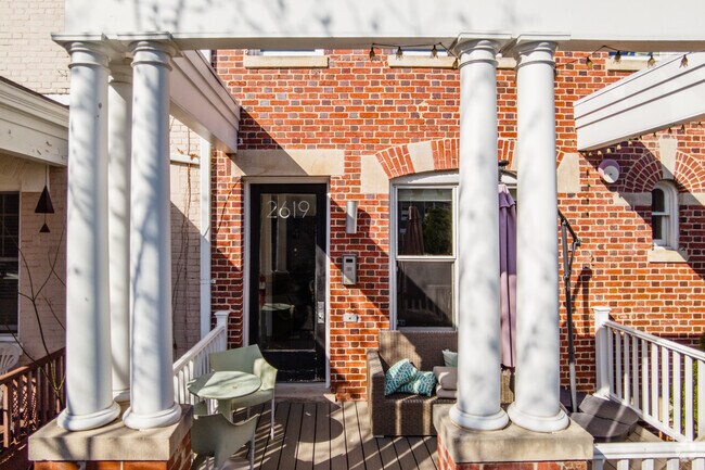 Entrada - 2619 Garfield St NW