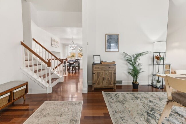 Photo - Furnished Rockrimmon 4-Bedroom with Mounta... House