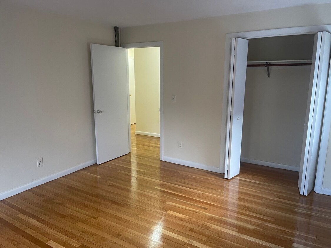 Foto del edificio - HUGE Studio , AC, Dishwasher HW floors Lots of Closets ! 1 free month