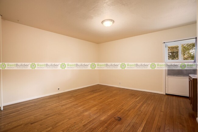 Building Photo - 1301 Alvarado Dr NE