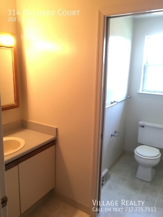 Building Photo - Roomy 2-bed townhome with garage in Dallas...