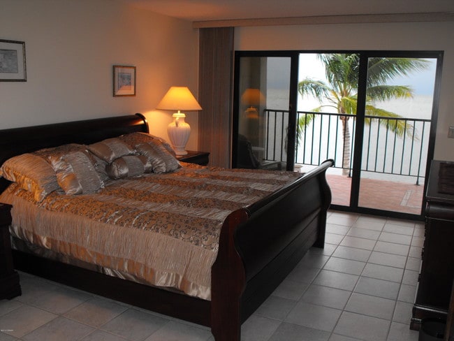 Building Photo - 1001 W Ocean Dr