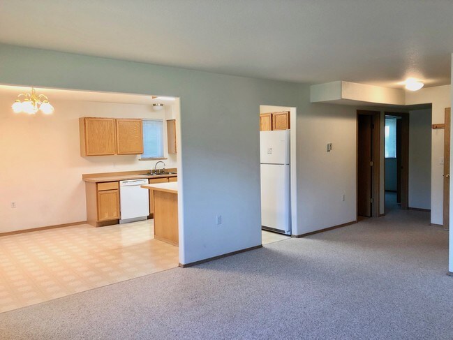 Sala de estar & Hall de habitaciones - 3435 Laurance Rd