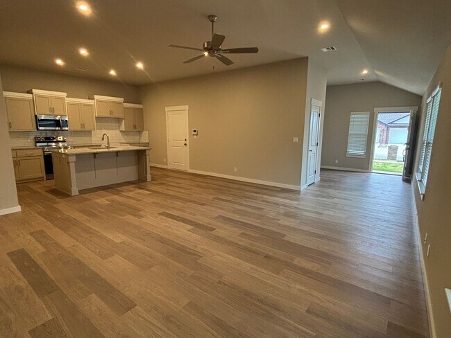 Foto del edificio - Beautiful New Duplex!