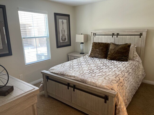 Foto del edificio - 3 bedroom townhouse in gated community!