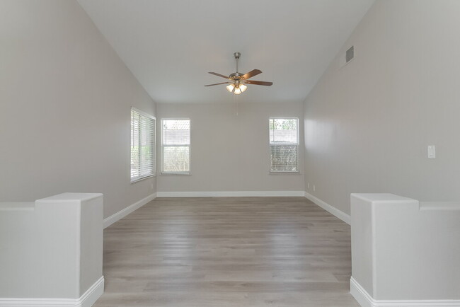 Building Photo - 2735 Woodbine Ave