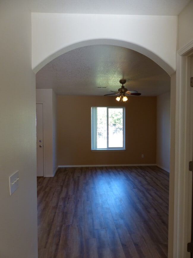 Building Photo - 1214 Forsythia Ave