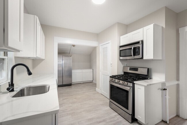 Building Photo - 7 Larch Pl