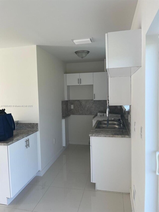 Foto principal - 3 bedroom in Miami FL 33147