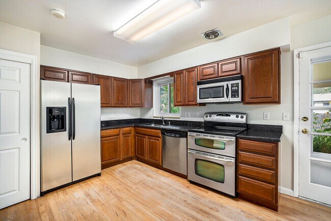 Foto del edificio - Charming 4-Bedroom Home with Finished Base...