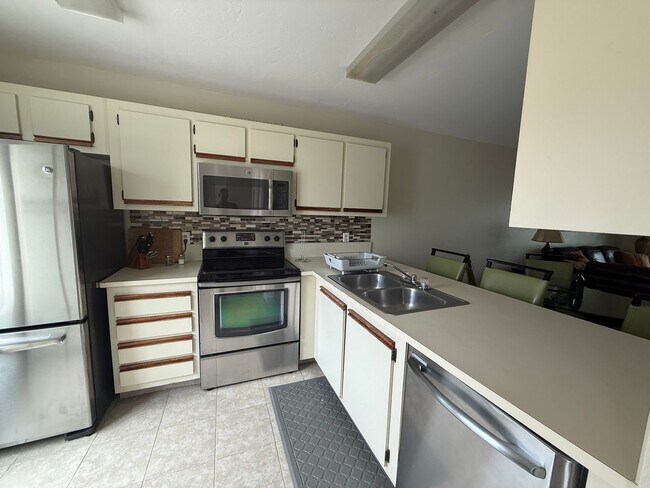 Building Photo - Family Friendly 3 Bedroom Townhome Style C...