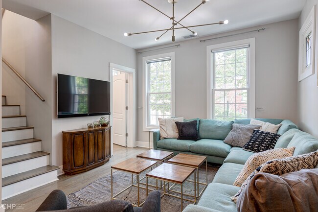 Foto del edificio - 2344 N Oakley Ave