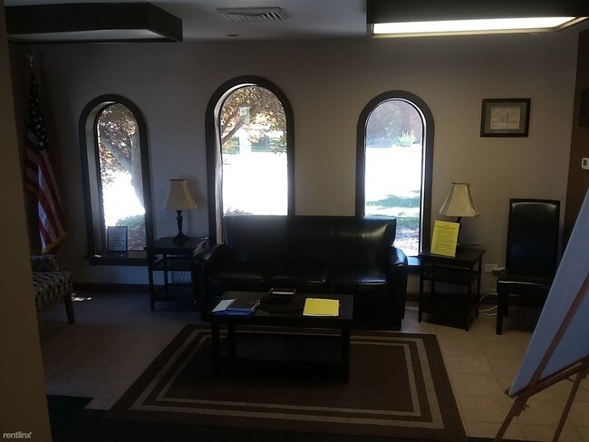 Building Photo - 810 Elmwood Park Dr