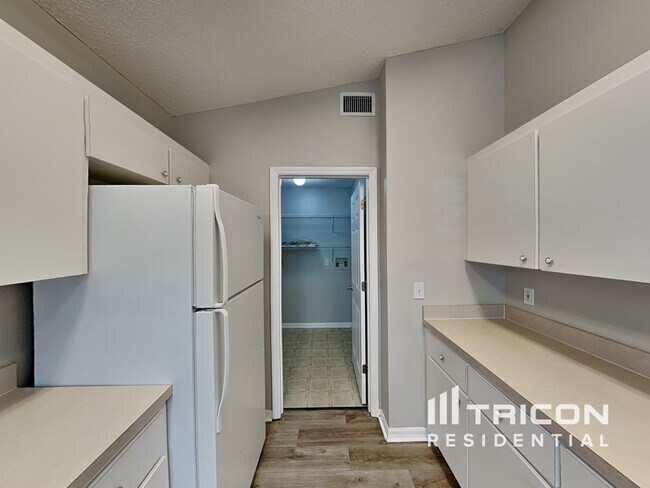 Foto del edificio - 5288 Aaron Ln