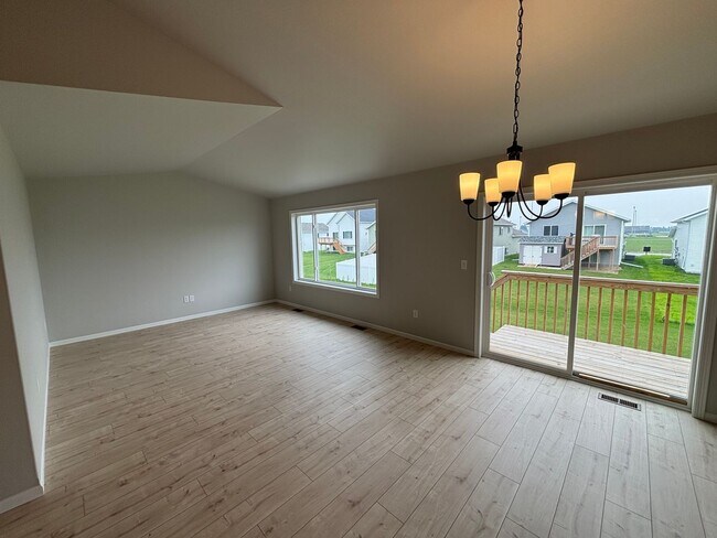 Foto del edificio - Stylish New Bi-Level Twinhome | 4 Beds | M...