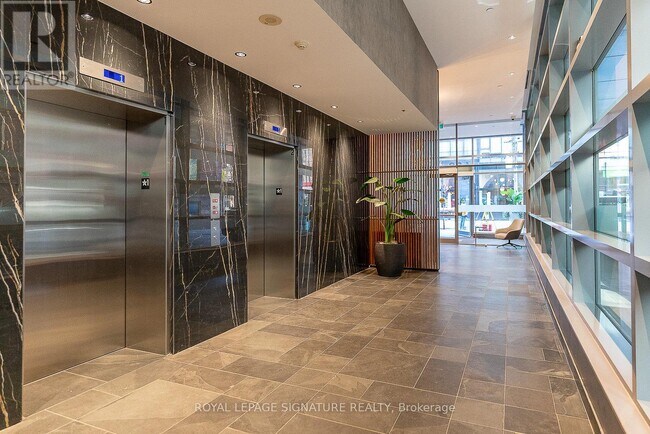 Photo du bâtiment - 650 King St W