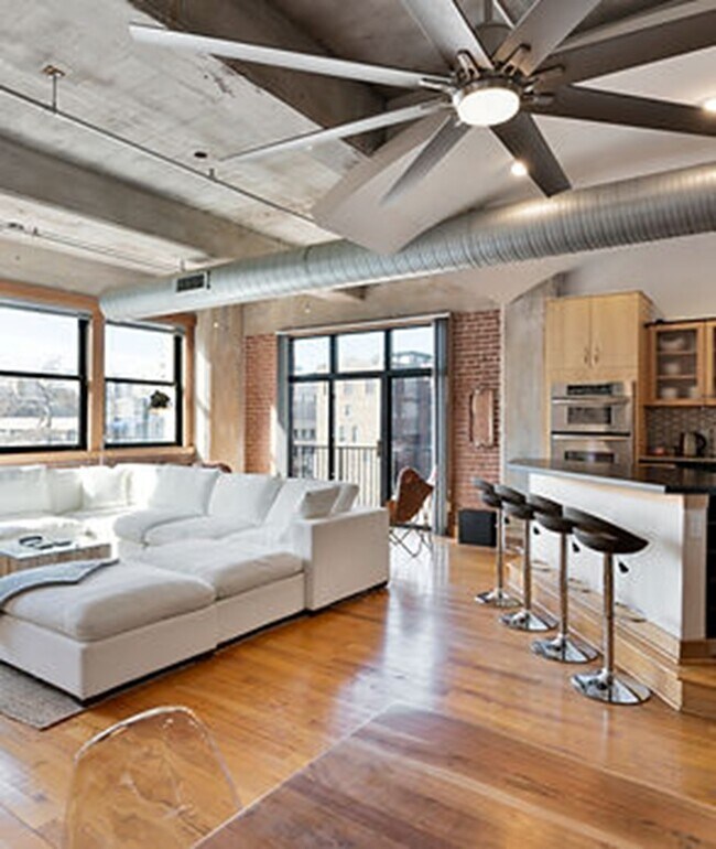 Sala de estar con balcón - Grace Lofts