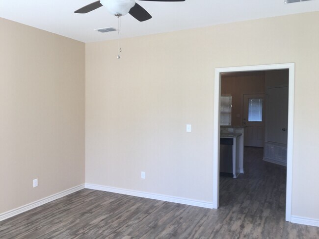 Foto del edificio - 111 Pinebrook Pl