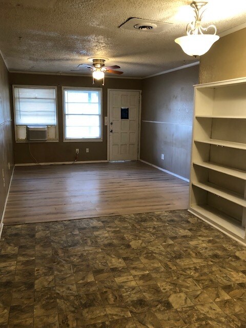 Building Photo - 4016 Thomas Ave