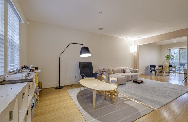 Building Photo - Luxury Peterkort Woods Townhome with High ...