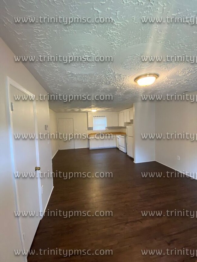 Building Photo - Freshly painted! Available now!